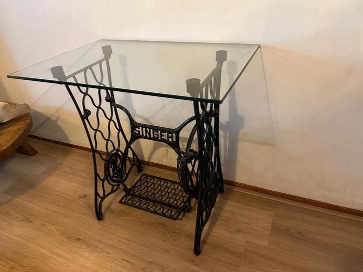 Vintage glazen tafeltje met naaimachine onderstel, Huis en Inrichting, Tafels | Sidetables, 25 tot 50 cm, 50 tot 100 cm, Rechthoekig