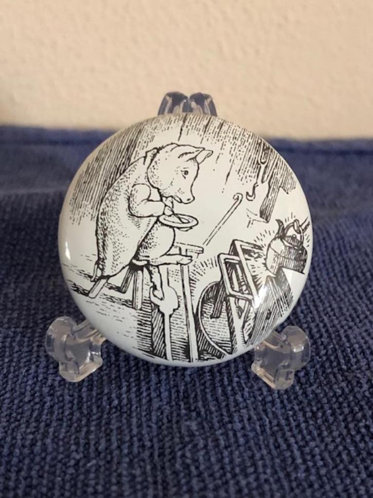 Beatrix Potter Mini Bord met Standaard, varken Pigling Bland, Verzamelen, Beelden en Beeldjes, Nieuw, Dier, Ophalen of Verzenden