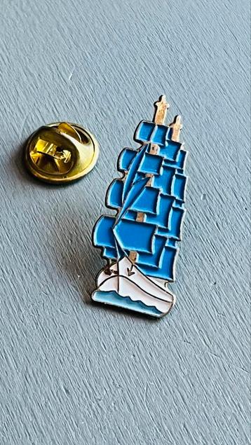 Zeilboot pin beschikbaar voor biedingen