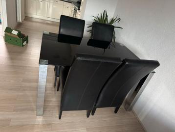 Tafel met 4 zwarte stoelen beschikbaar voor biedingen