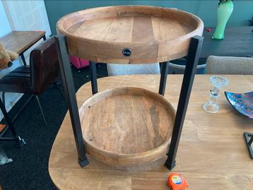 Bijzettafel mangohout 55x55cm 2 etages beschikbaar voor biedingen