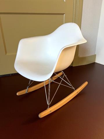 Eames schommelstoel beschikbaar voor biedingen