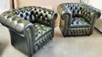 Set van 2 Chesterfield club fauteuils antiek groen leer, Huis en Inrichting, Fauteuils, Ophalen, Zo goed als nieuw, 100 tot 125 cm