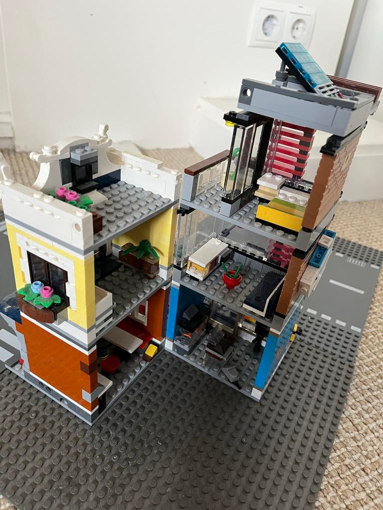 LEGO Creator Woonhuis, Dierenwinkel & Café, Kinderen en Baby's, Speelgoed | Duplo en Lego, Ophalen of Verzenden, Zo goed als nieuw