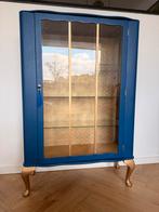 Blauwe vitrinekast met glazen deur, Huis en Inrichting, Kasten | Vitrinekasten, Ophalen, Met plank(en), Gebruikt, 100 tot 150 cm