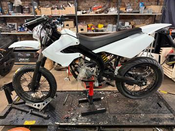 3x derbi aprilia rollend frame enkel als rollend frame beschikbaar voor biedingen