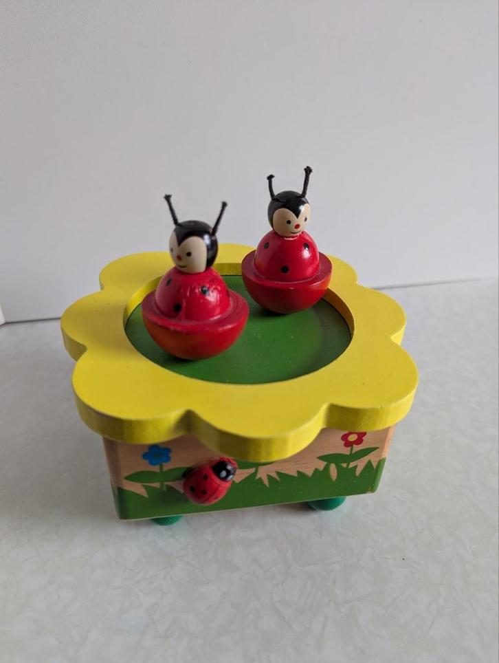 Muziekdoos met dansende lieveheersbeestjes van hout - sint, Kinderen en Baby's, Speelgoed | Educatief en Creatief, Zo goed als nieuw