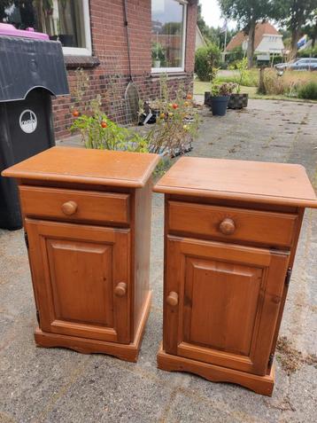 2 grenen nachtkastjes  beschikbaar voor biedingen