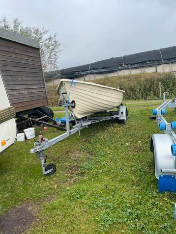 Bootje met buitenboordmotor,aanhanger, visbootje, beschikbaar voor biedingen