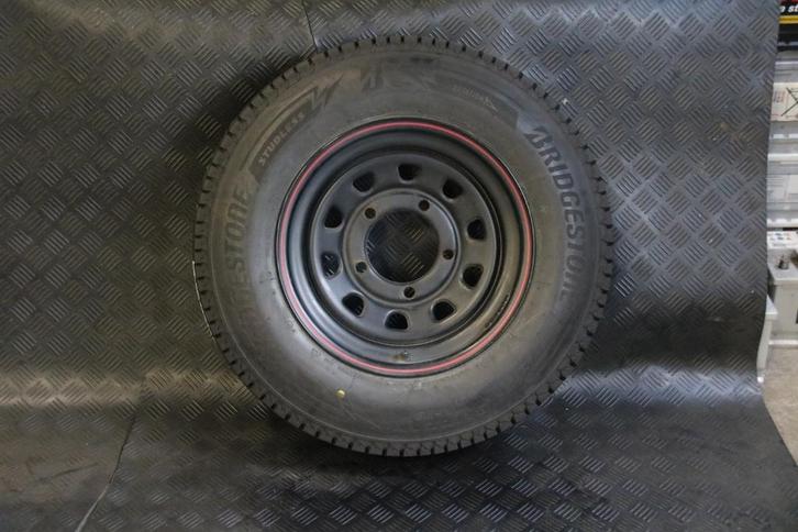 Bridgestone Studless winterbanden 205/80 R16 — bouwjaar 2023, Auto-onderdelen, Banden en Velgen, Velg(en), Zomerbanden, 17 inch