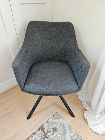 Comfortabele stoel met draaifunctie  beschikbaar voor biedingen