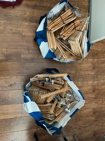 Houten gelakte degelijke en sterke kledinghangers beschikbaar voor biedingen