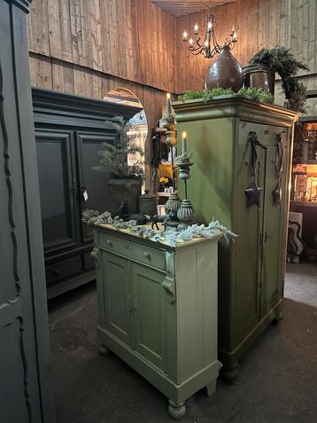 DIVERSE AUTHENTIEKE KASTEN beschikbaar voor biedingen