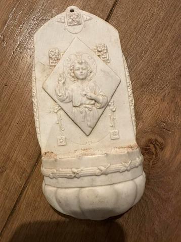 Antiek wijwaterbakje beschikbaar voor biedingen