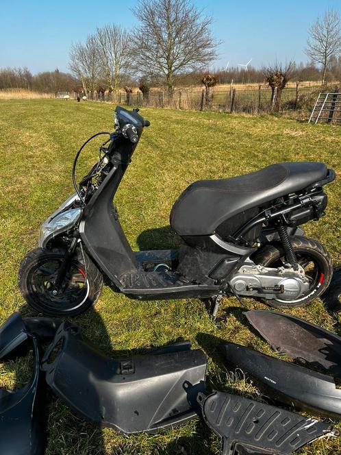 Peugeot kisbee black edition, Fietsen en Brommers, Scooters | SYM, Zo goed als nieuw, Overige modellen, Ophalen of Verzenden