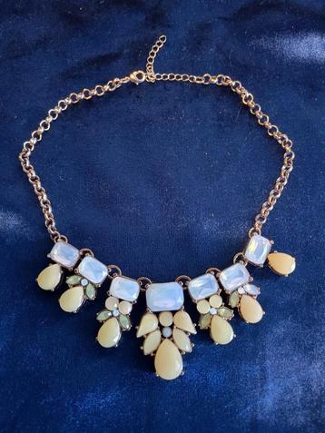 Ketting met witte en creme stenen beschikbaar voor biedingen