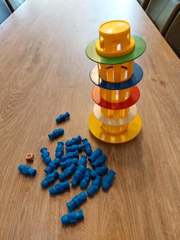 Toren van pisa. Wiebeltoren spel beschikbaar voor biedingen