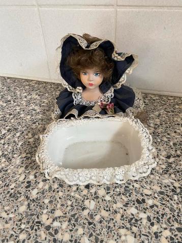 Vintage Porseleinen Pop met Kant beschikbaar voor biedingen