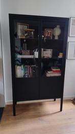 Zwarte stalen vitrinekast, Ophalen, 100 tot 150 cm, Zo goed als nieuw, Metaal