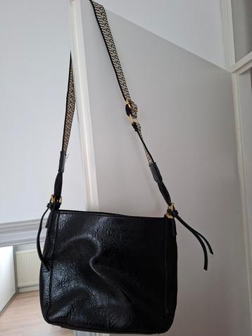 Zwarte handtas met schouderband beschikbaar voor biedingen