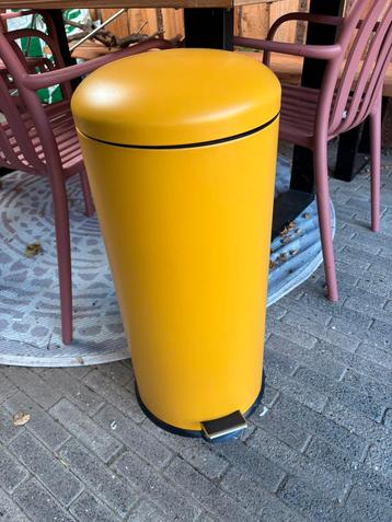 Okergele pedaalemmer beschikbaar voor biedingen