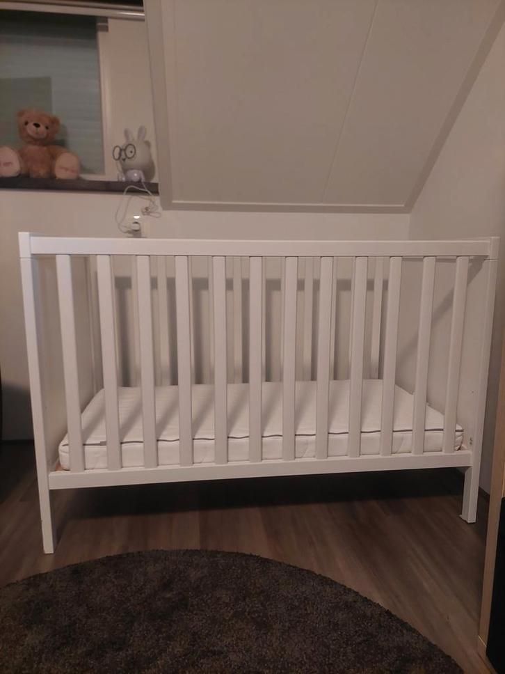 Ikea Sundvik Babybed + Matras & Beddengoed, Kinderen en Baby's, Babywiegjes en Ledikanten, Gebruikt, Ledikant, Ophalen