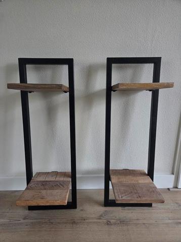 Staal met mangohout wandplanken. beschikbaar voor biedingen