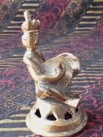 Mooi oud brons beeldje uit Tibet van een muzikant 9 cm.