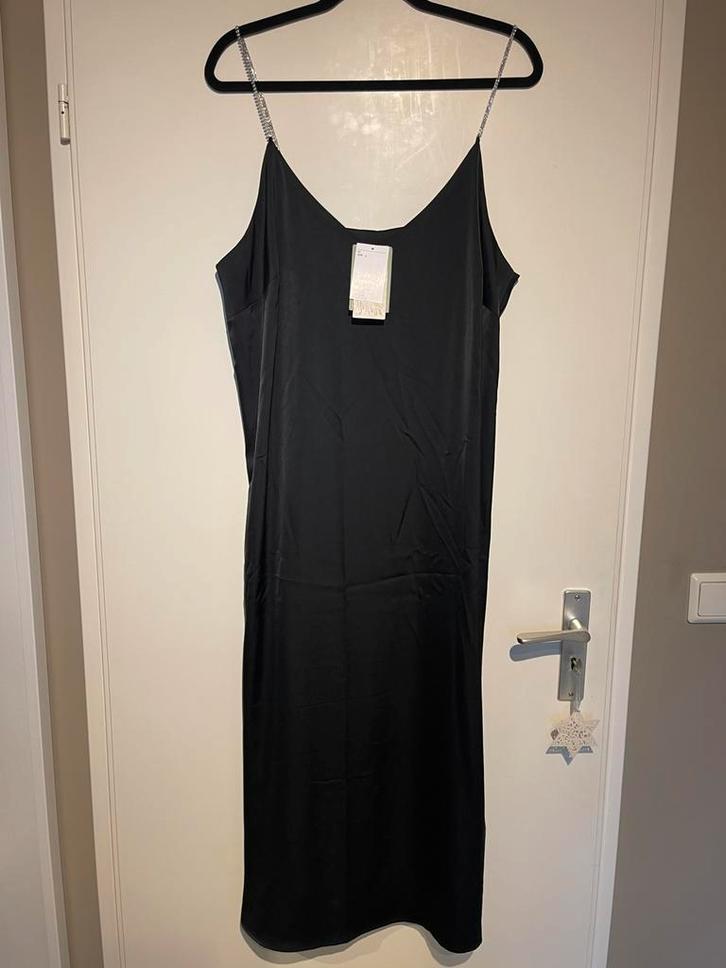 H&M zwarte maxi jurk met strass schouderbandjes maat L, Kleding | Dames, Jurken, Zo goed als nieuw, Maat 42/44 (L), Zwart, Onder de knie