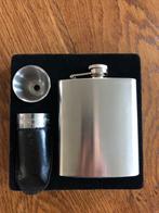 Mooie rvs heupfles met twee bekertjes in etui en trechter, Ophalen, Nieuw