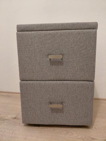 Zeer mooie Swiss Sense nachtkastje met 2 lades beschikbaar voor biedingen