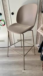 Gubi Beetle barkruk in taupe met kussentje, Huis en Inrichting, Barkrukken, 1 kruk, Ophalen, Zo goed als nieuw
