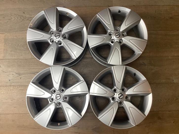 Nieuwe demovelgen 17 inch Volvo, Auto-onderdelen, Banden en Velgen, Band(en), Zomerbanden, 17 inch, 235 mm, Personenwagen, Gebruikt