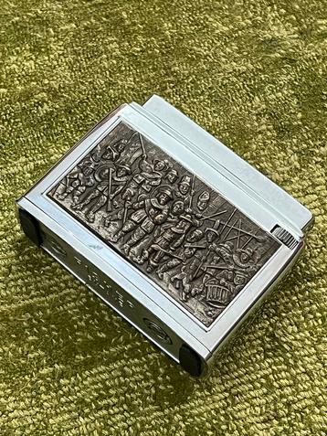 Vintage Aansteker met Veldslag Afbeelding Antiek Collectie beschikbaar voor biedingen