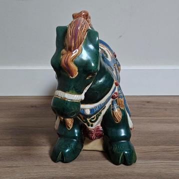 Keramieken paard groen beige bruin 45 cm lang beschikbaar voor biedingen