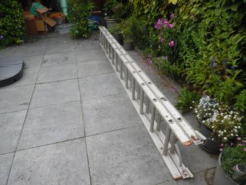 Tka een oudere 2 delige aluminium ladder  6 meter beschikbaar voor biedingen