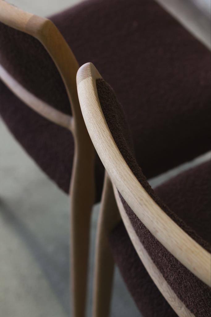 4x Niels Otto Møller Model 80 eiken stoelen, Huis en Inrichting, Stoelen, Zo goed als nieuw, Vier, Stof, Bruin, Ophalen