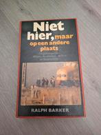 Niet hier, maar op een andere plaats - Ralph Barkee, Ophalen of Verzenden, Gelezen, Ralph Barker, Nederland