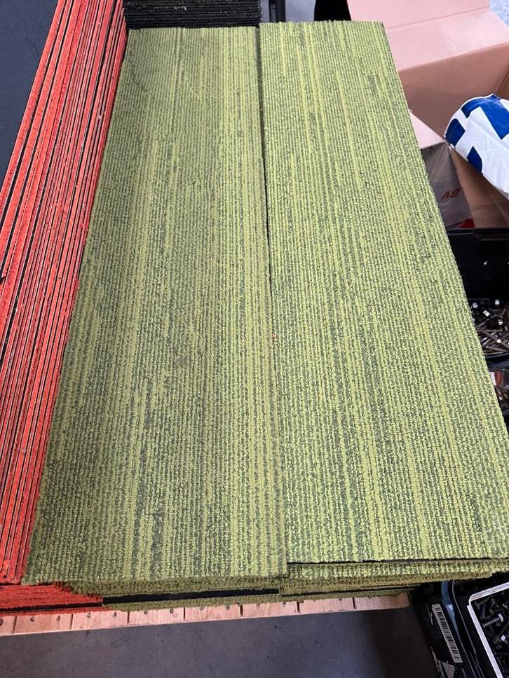 Tapijttegels groen 140 stuks (35m2), Huis en Inrichting, Stoffering | Vloerbedekking, Zo goed als nieuw, Tapijttegels, Groen, 25 tot 50 m²