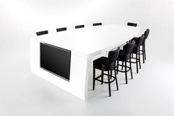 Grote hoge conferentietafel / vergadertafel met krukken beschikbaar voor biedingen