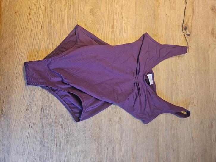 Paars balletpakje leotard V hals Capezio, Sport en Fitness, Ballet, Zo goed als nieuw, Kleding, Ophalen of Verzenden