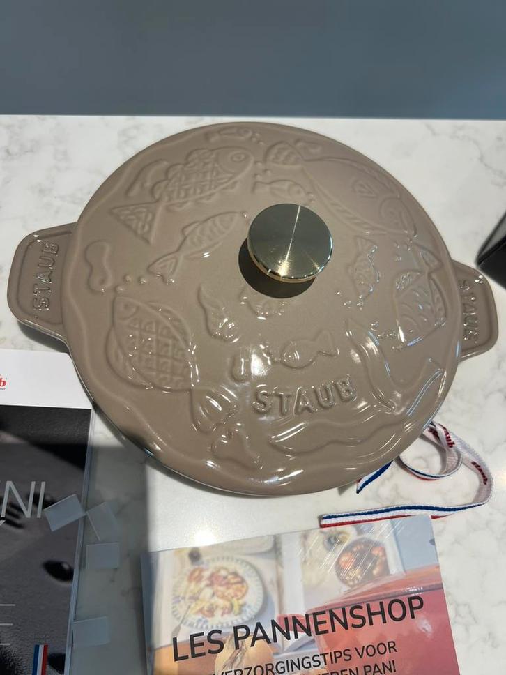 Nieuwe Staub ovenschaal met deksel 20 cm Sesam, Huis en Inrichting, Keuken | Potten en Pannen, Nieuw, Koekenpan of Braadpan, Gietijzer