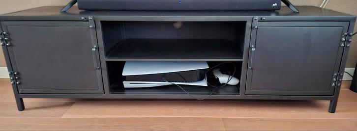 Mooi zwart metalen TV kastje - 142x40x42 cm, Huis en Inrichting, Kasten | Televisiemeubels, Gebruikt, Minder dan 100 cm, 100 tot 150 cm