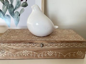 Vintage Beeldje Wit Aardewerk Vogel Beeld beschikbaar voor biedingen
