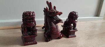 Draak met Fu honden.  Boeddha. China. beschikbaar voor biedingen