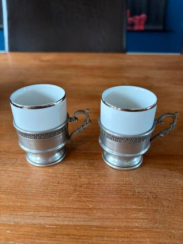 2 Theekopjes met Tinnen Voet beschikbaar voor biedingen