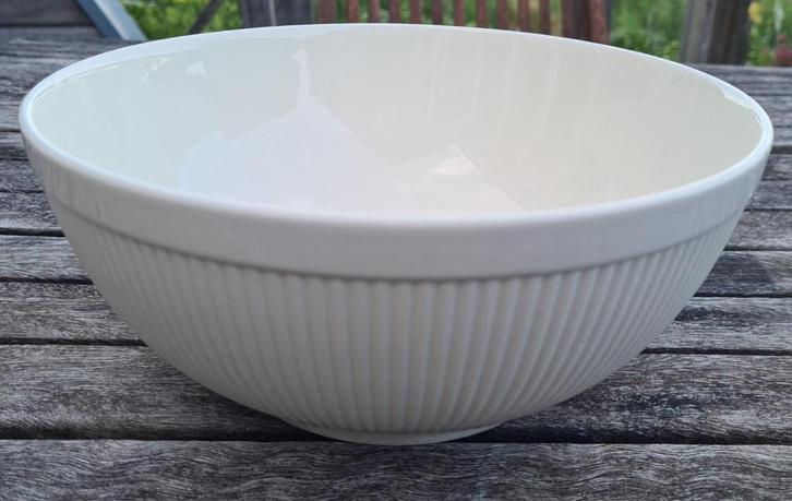 Wedgwood windsor slakom 23cm microwave dishwasher safe, Huis en Inrichting, Keuken | Servies, Zo goed als nieuw, Schaal of Schalen