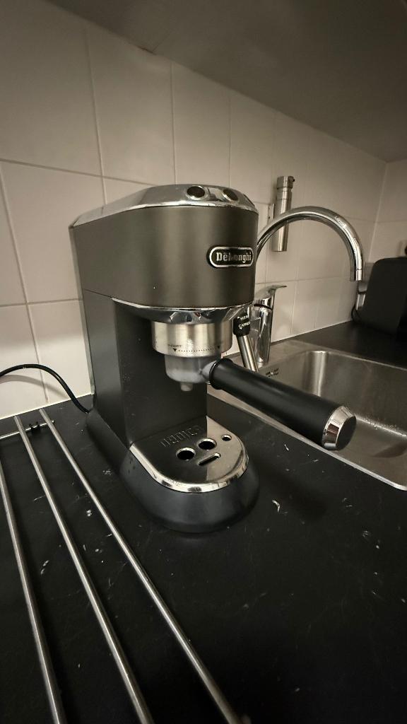 De'Longhi Dedica Pump Espresso EC685.BK, Witgoed en Apparatuur, Koffiezetapparaten, Gebruikt, Gemalen koffie, Koffiepads en cups