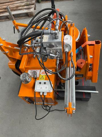 Onkruidborstelmachine hydraulisch aftakas aangedreven  beschikbaar voor biedingen