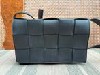 Nieuwstaat Bottega Veneta Cassette Bag Black Tas Schoudertas, Ophalen of Verzenden, Zo goed als nieuw, Zwart, Leer